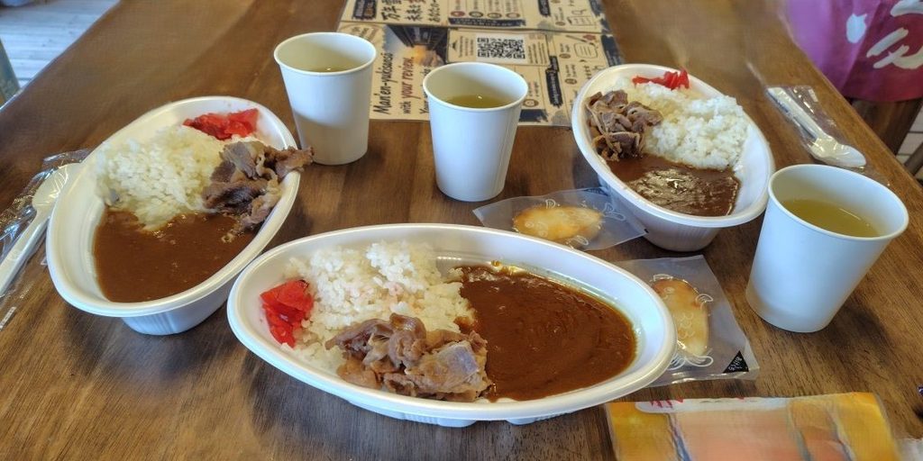 富士山万年雪山荘の夕食はカレーと緑茶