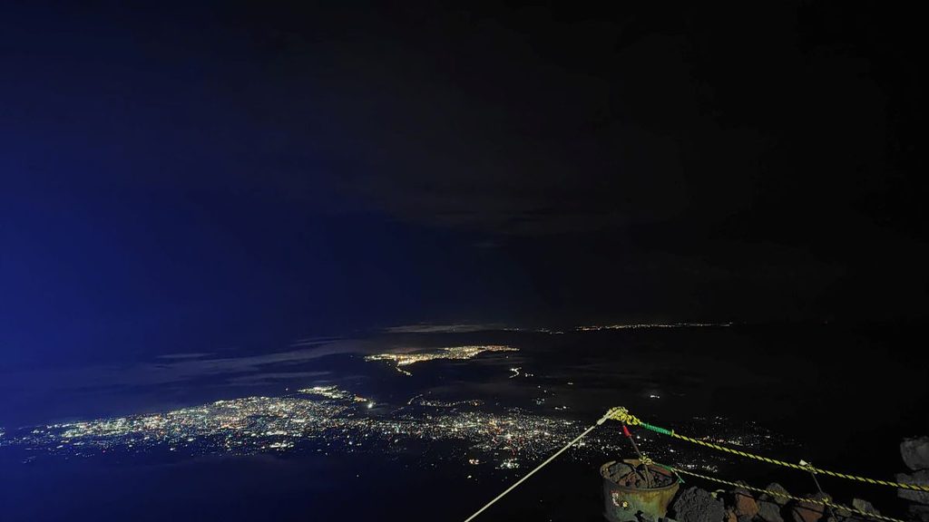 真夜中の富士山登山等から見た麓の街の明かりの輝き