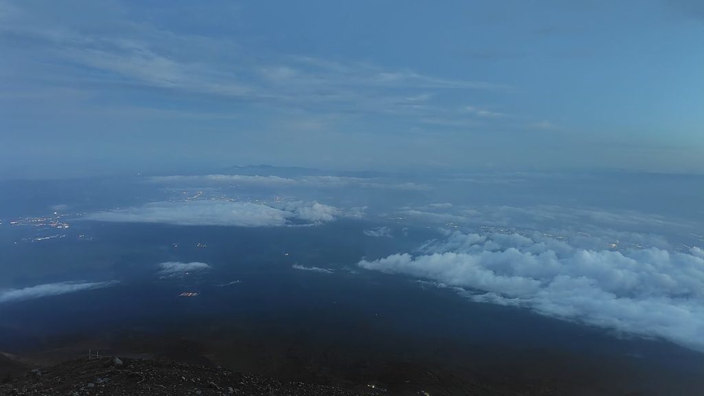 山頂へ向かう登山道から見た麓。夜明け前。